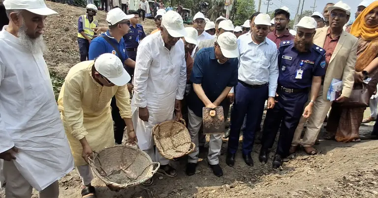 খাল খনন কর্মসূচিতে জনপ্রশাসন মন্ত্রণালয়ের উপদেষ্টা মো. ইসমাইল জবিউল্লাহ